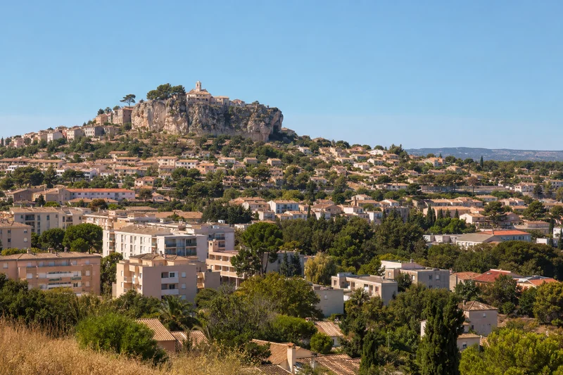 Le rocher de Vitrolles et la ville